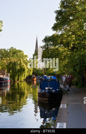 Percorso lungo il lato il Regents Canal a Londra nel maggio 2010 Foto Stock