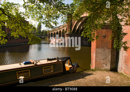 Narrowboat ormeggiato sul Bridgewater Canal a Castlefield bacino, vicino al centro della città di Manchester. Manchester, Inghilterra, Regno Unito. Foto Stock