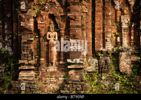 Rilievo su di una torre di tempio città mio figlio vicino a Hoi An, Sito Patrimonio Mondiale dell'UNESCO, Vietnam centrale, Asia Foto Stock