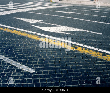 La segnaletica stradale verniciata a ciottoli della Via della Conciliazione che conduce alla Basilica di San Pietro a Roma Foto Stock