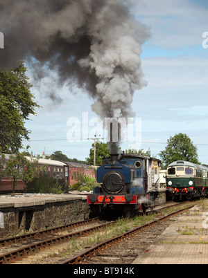 Motore a vapore di driver ricevere formazione. Caledonian ferrovie Montrose Scozia Scotland Foto Stock