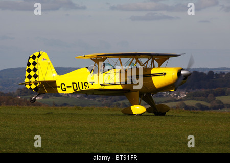 Un giallo Stolpe biplano Starduster a Compton Abbas airfield nel Dorset in Inghilterra Foto Stock