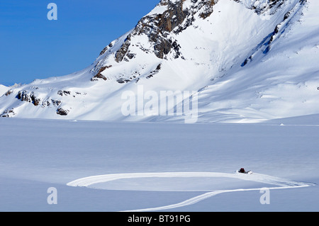 Le preparazioni di cross-country le tracce sulla neve campo della Plaine Morte ghiacciaio, Crans montana, Vallese, Svizzera Foto Stock