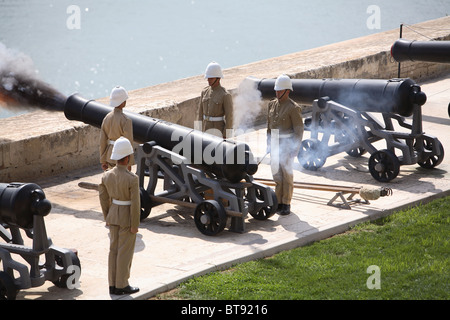 La cottura del Mezzogiorno day gun dalla batteria a salve, Barracca giardini.La Valletta Malta Foto Stock