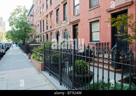 Tipica strada residenziale nel quartiere di Chelsea District di Manhattan a New York City Foto Stock
