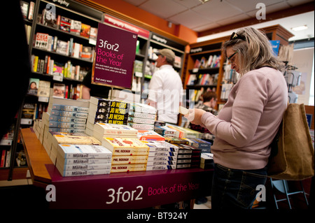 Una donna la navigazione offerta 3 per 2 libri in libreria Waterstones REGNO UNITO Foto Stock