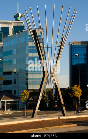 La scultura X all'entrata di Exchange Quay, Trafford Road, vicino a Salford Quays, Manchester, Inghilterra, Regno Unito Foto Stock