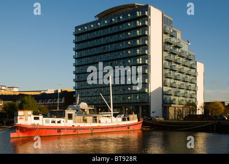 L'Abito appartamento a blocco con una barca in primo piano, a Salford Quays, Manchester, Inghilterra, Regno Unito Foto Stock