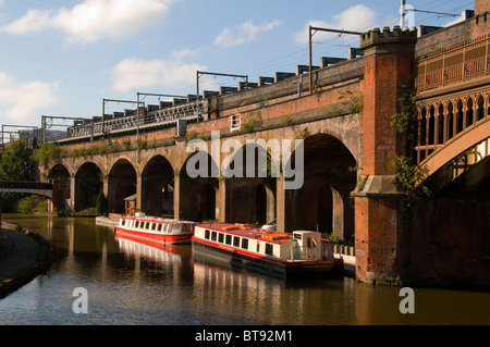 Escursione barche ormeggiate su Bridgewater Canal a Castlefield bacino, vicino al centro della città di Manchester. Manchester, Inghilterra, Regno Unito. Foto Stock