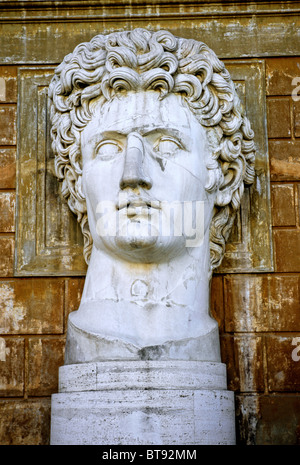 Busto gigante dell'Imperatore Augusto, Cortile della Pigna museum, Musei Vaticani, Città del Vaticano, Roma, Lazio, l'Italia, Europa Foto Stock