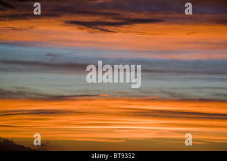 Golden Sunset nuvole sullo sfondo Foto Stock