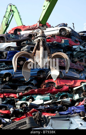 Vecchia auto presso un cantiere di scarto Foto Stock