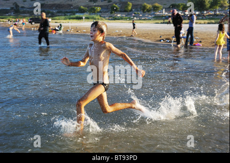 Nuoto nel lago Kinneret Foto Stock