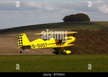 Un giallo Stolpe biplano Starduster a Compton Abbas airfield nel Dorset in Inghilterra Foto Stock