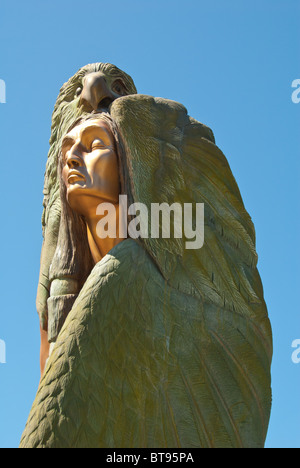 Viaggiare il monumento in bronzo da Francesco Jansen di un nativo americano e l'Aquila, cherokee, North Carolina, STATI UNITI D'AMERICA Foto Stock