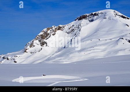 Le preparazioni di cross-country le tracce sulla neve campo della Plaine Morte ghiacciaio, Crans montana, Vallese, Svizzera Foto Stock