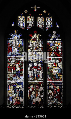 Una delle vetrate colorate raffiguranti episodi della vita di Gesù e di tutti i santi della Chiesa, Selworthy, Somerset Foto Stock