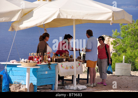 Pressione di stallo di souvenir a Lookout Point, Navagio (naufragio) Baia, Zante, Isole Ionie, Grecia Foto Stock