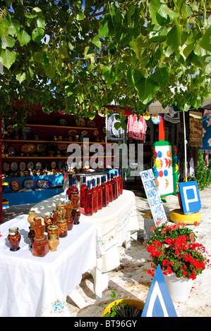 Prodotti locali sul display al di fuori del negozio di souvenir, Anafonitria, Zante, Isole Ionie, Grecia Foto Stock