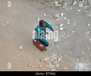 Imprenditore musulmano con valigetta, Abidjan, Costa d'Avorio, Africa occidentale Foto Stock