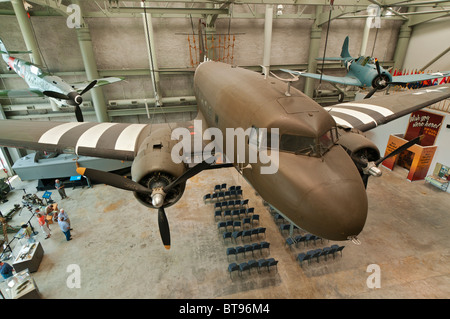 In Louisiana, New Orleans, la Nazionale Museo della seconda guerra mondiale, Douglas C-47 Dakota, trasporti aliante il traino aeromobili in D-Day iscrizioni Foto Stock