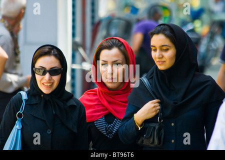 Le donne a piedi a Teheran in Iran Foto Stock