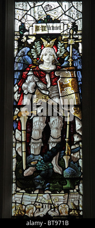 Una vetrata di Percy Bacon & Brothers raffigurante l'Arcangelo Michele che uccide il diavolo, la chiesa di San Michele e tutti gli Angeli, Marwood, Devon Foto Stock