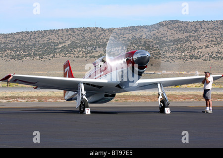 Aria illimitata Racer 'Strega", di proprietà di Bill "Tiger" Destafani e pilotato da Steve Hinton durante un motore corsa. Foto Stock