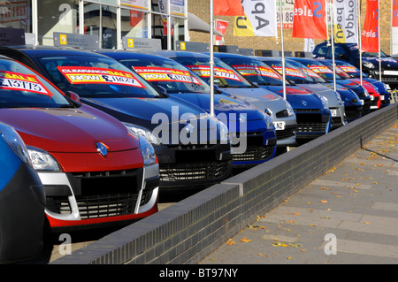 Ilford East London Renault ha utilizzato il piazzale della concessionaria auto di seconda mano visualizza la fila in linea di vetture del concessionario con vendita in liquidazione etichetta di prezzo Inghilterra UK Foto Stock