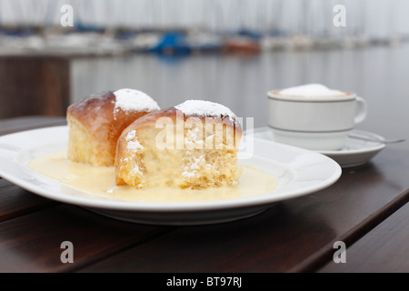 Damson plum panini con salsa alla vaniglia, ruggine, lago di Neusiedl, Burgenland, Austria, Europa Foto Stock