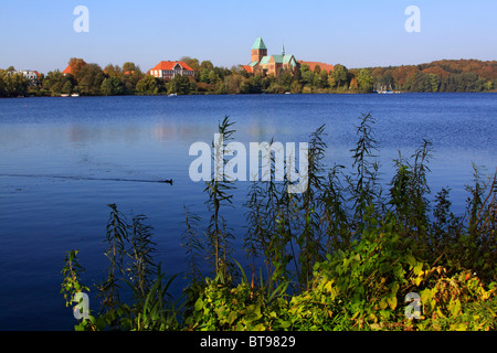 Ratzeburg Domsee lago con il Ratzeburger cattedrale Dom e la ex mansion, ora county museum, sull'isola Dominsel, Foto Stock