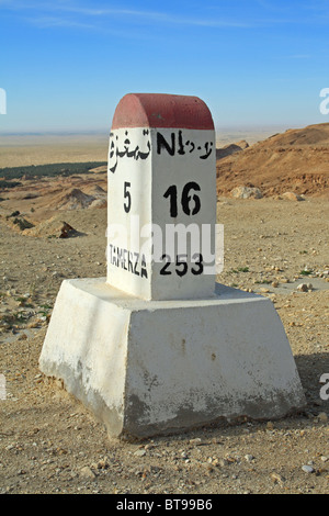 Miglio post, nei pressi di Tamerza e Tozeur, Sahara occidentale, Tunisia Foto Stock