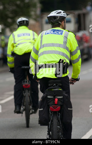 Gli ufficiali di polizia su biciclette a Notting Hill, Londra, Regno Unito Foto Stock