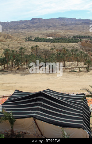 Scenario desertico, nei pressi di Tamerza, nel deserto del Sahara occidentale della Tunisia Foto Stock