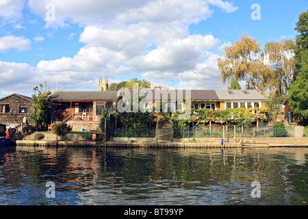 Case sul fiume Tamigi a Hampton, England Regno Unito. Foto Stock