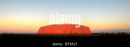 Panorama di Uluru Ayers Rock al tramonto, Uluru-Kata Tjuta National Park, il Territorio del Nord, l'Australia Foto Stock