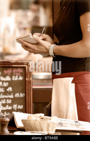 Cameriera facendo ordine Foto Stock