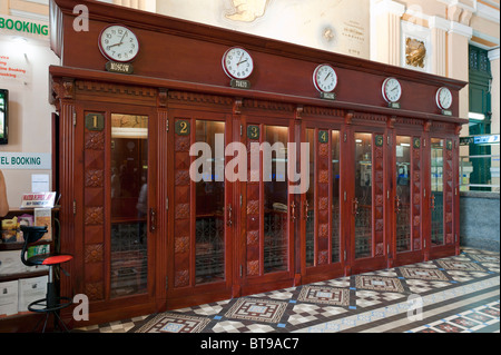 Nelle cabine del telefono all'interno di Ho Chi Minh City, a Saigon Central Post Office Foto Stock