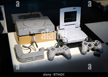 Foto scattata durante una mostra sulla storia dei videogiochi, che presenta diverse console e giochi dall'ultimo 40 anni. Foto Stock