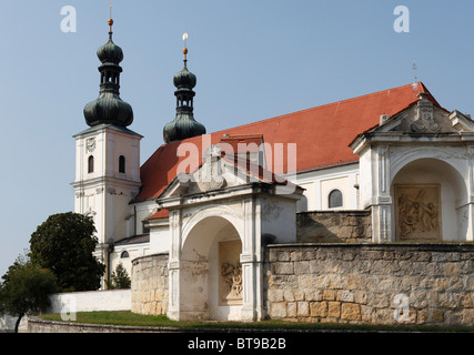 Chiesa di pellegrinaggio 'Maria auf der Heide" e il calvario in Frauenkirchen, Burgenland, Austria, Europa Foto Stock