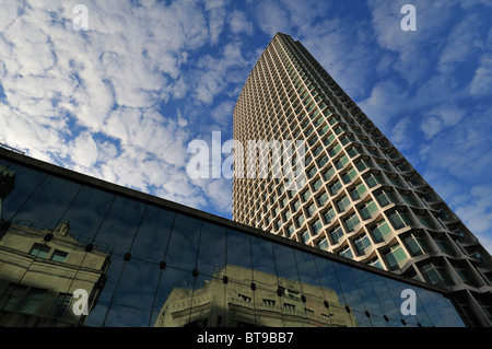 Punto centrale edificio, interscambio di New Oxford Street e Tottenham Court Road, Londra, Regno Unito Foto Stock