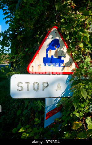 Moderno traffico stradale segno che indica il passaggio a livello ferroviario - Indre-et-Loire, Francia. Foto Stock