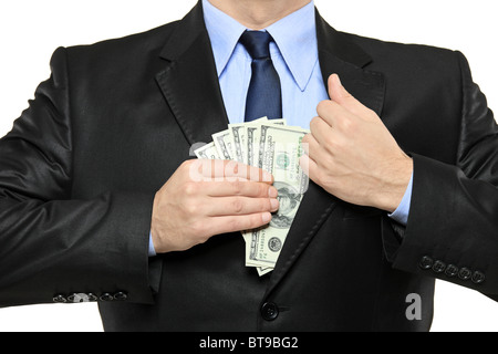 Un imprenditore in un abito nero di mettere i soldi in tasca Foto Stock