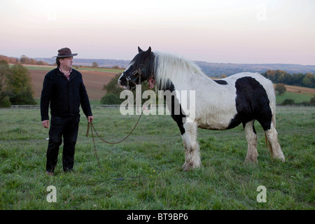 Noè Fury è il lutto della morte di suo padre all'inizio di quest'anno, egli è a Stow Fiera Cavalli a vendere il suo papà due cavalli di COB. Foto Stock