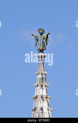 Muenchner Kindl statua in cima della torre del palazzo comunale di Monaco di Baviera, Germania, Europa Foto Stock