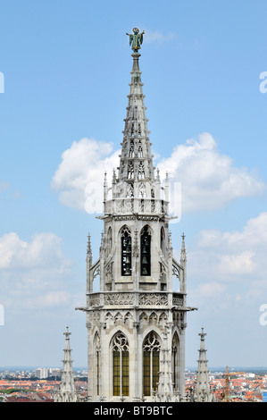 Muenchner Kindl statua in cima della torre del palazzo comunale di Monaco di Baviera, Germania, Europa Foto Stock