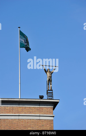 SMAK, il museo municipale di arte contemporanea a Gand con la scultura di Jan Fabre sul tetto, Belgio Foto Stock