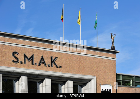 SMAK, il museo municipale di arte contemporanea a Gand con la scultura di Jan Fabre sul tetto, Belgio Foto Stock
