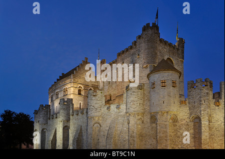 Il Castello di Gravensteen / castello del conte di notte a Gand, Belgio Foto Stock