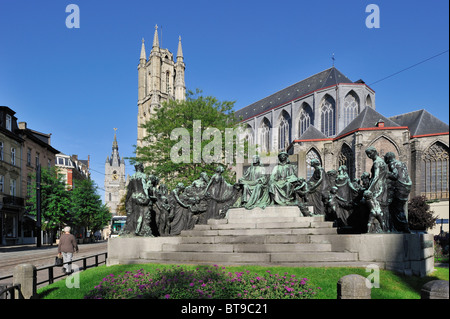 Un monumento in onore dei fratelli Van Eyck e la cattedrale di San Bavone a Gand, Belgio Foto Stock